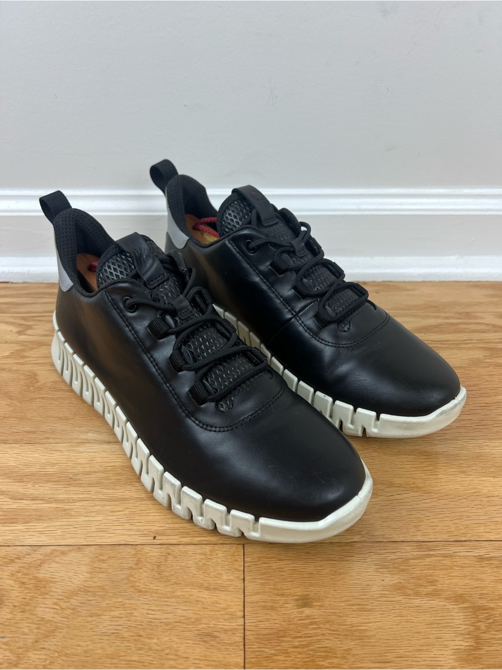 ECCO Gruuv Black Leather Walking Sneakers Women's Size 10-10.5